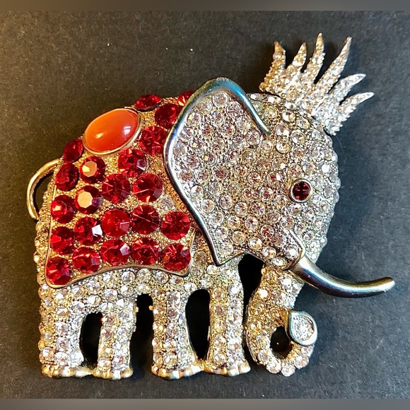 Sparkling elephant brooch-rhinestones and coral-like cabachon. Silver/gold tones - Picture 7 of 8
